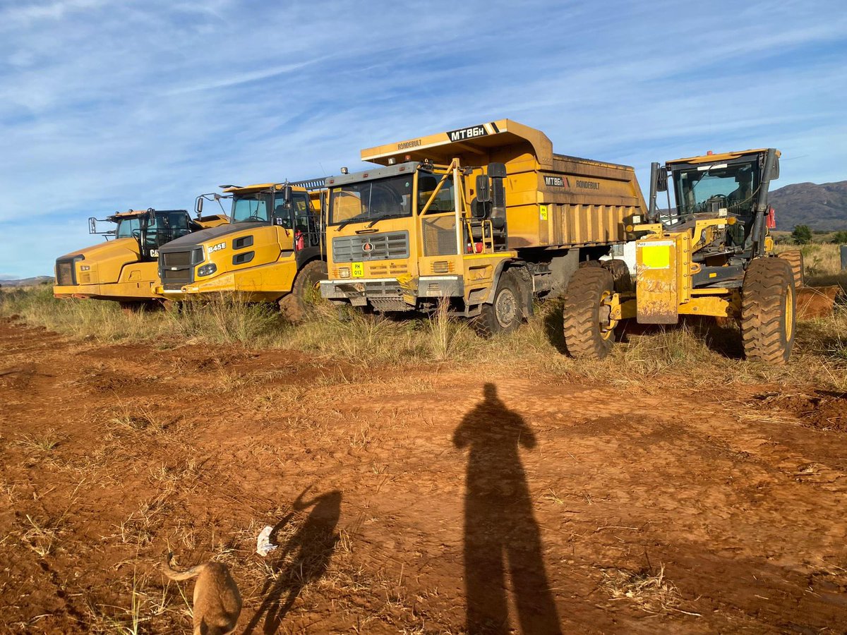 MokweleMmaphuti's tweet photo. Another day , pushing the hustle , @mokwele plant hire &amp;mining https://t.co/n2X7Obi1Vz
