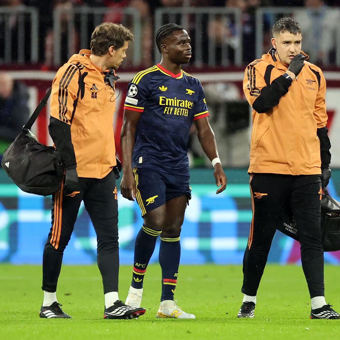 Xtratime_FT's tweet photo. 🚨 Mikel Arteta confirms Bukayo Saka has suffered a quadriceps injury.

Mild cases may take 1–3 weeks to recover, while more severe tears could sideline him for 6+ weeks.

MRI results will determine the severity.

Hopefully, it’s nothing serious. Arsenal can’t afford to lose Saka at such a crucial stage!

#Arsenal