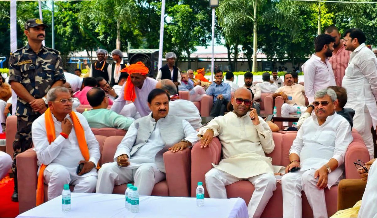 KPMalik_BJP's tweet photo. दिनांक 21.10.2026 | भाजपा के राष्ट्रीय महामंत्री श्री @HarishD_BJP जी के आवास पर पहुँचकर उनकी पूज्य माताजी को श्रद्धांजलि अर्पित की एवं शोकाकुल परिवार के प्रति अपनी गहरी संवेदनाएँ व्यक्त कीं। #BJP4UP #BJP #KPMalik #Basti #Baraut https://t.co/HHITBKeLxj
