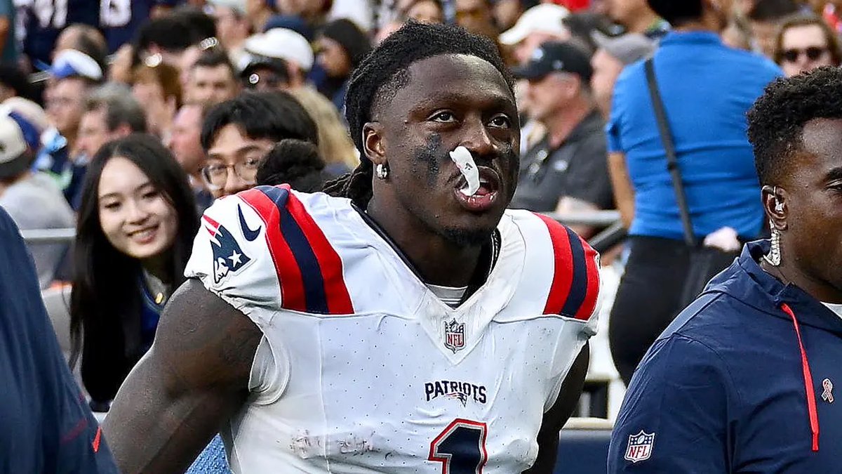 shortkingbets's tweet photo. 44-14 NUCLEAR PROP RUN ☢️

A.J. Brown O4.5 Receptions 💎
(🪜 Up to 10)

“AJ BROWN CAN’T CATCH” 😂

Everyone remembers the drops. I’m looking at the 10 TARGETS.

Brown caught just 3 passes against the Jets, but the volume was exactly what we wanted.

Coming off a rough performance, I expect Maye to keep looking his way rather than shy away from him. Especially in what should be a competitive game with a high total sitting at 50.5.

One bad game doesn’t change the talent.

Only need 5. Give me AJB. 👑