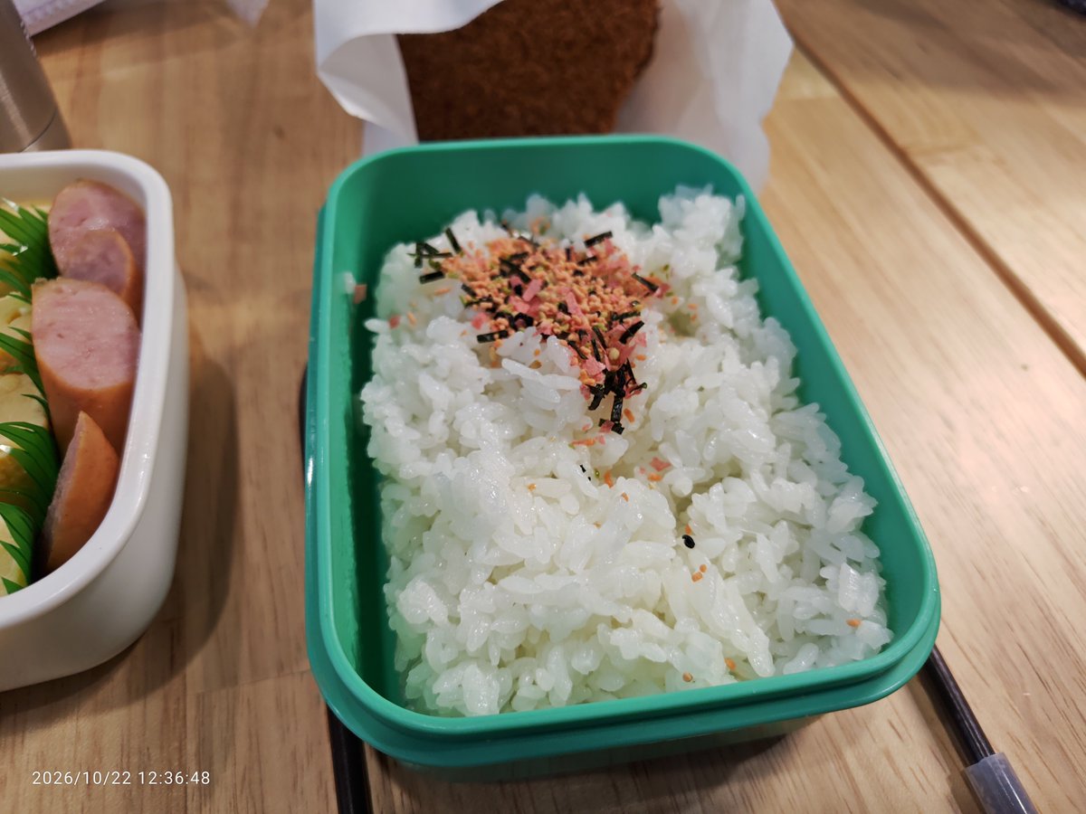 SHIORI100's tweet photo. @FM802UPBEAT お昼御飯🍚は、お母さんの手作りお弁当🍱の御飯🍚とだし巻き玉子とウインナーとハンバーグとサラダ🥗と肉の石橋さんのハムカツとミンチカツとコロッケですね。とても美味しそうですね。 https://t.co/nqaN3a0OQm