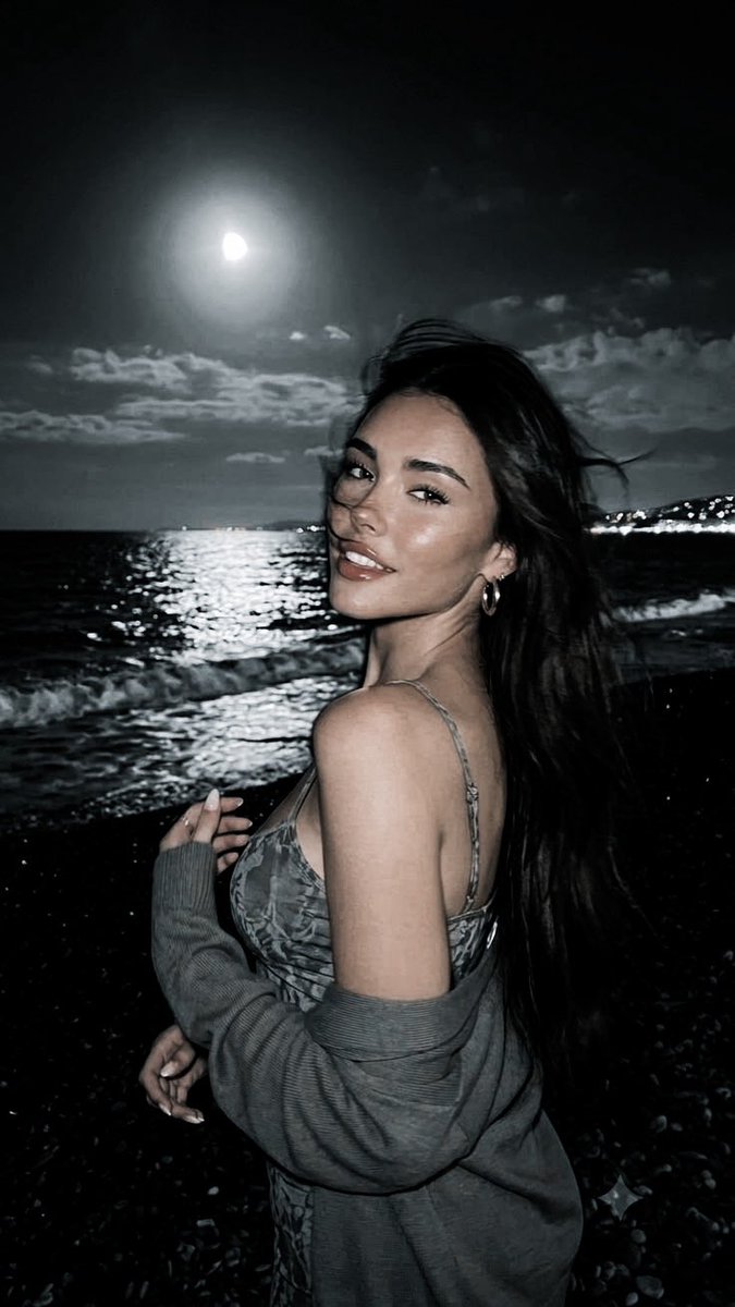 CHERIEFANTOME's tweet photo. if anyone needs me , i will be enjoying le magnifique clair de lune by the water , i may even stay the night out on the beach tonight .  
𝘳𝘦𝘢𝘥𝘦𝘳 , you’re more than welcome to join ! https://t.co/0YjNtwZ1NE