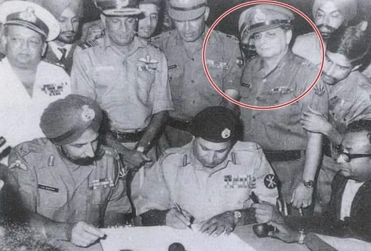 jpsin1's tweet photo. 1971 की लड़ाई में भारतीय सेना के एक यहूदी मेजर जनरल जेएफआर जैकब ने बेहद बहादुरी का परिचय दिया था,

जेएफआर जैकब के पिताजी  इराक के रहने वाले थे

 इराक में जब कट्टर इस्लाम फैला तब वहां यहूदियों का कत्लेआम शुरू हो गया फिर कुछ यहूदी इराक से शरणार्थी बनकर भारत आ गए

 बाद में जेएफआर जैकब सेना में कमीशंड अधिकारी बने और चीन की लड़ाई में भी अदम्य वीरता का परिचय दिया था 3 गोलियां लगने के बावजूद भी वह मोर्चे पर डटे रहे थे,

1971 की लड़ाई के समय मेजर जनरल जेएफआर जैकब पूर्वी कमान के इंचार्ज ऑफिसर थे उनकी ही नेतृत्व में पाकिस्तानी सेना ने हथियार डाले थे और बाद में भारत के लेफ्टिनेंट जनरल जगजीत सिंह अरोड़ा के सामने पाकिस्तान के जनरल नियाजी ने 93000 सैनिकों और अधिकारियों के साथ आत्मसमर्पण कर दिया था

भारत में बहुत से माइनॉरिटी है जिनकी जनसंख्या 0.2% से भी कम है उनमें यहूदी है पारसी हैं कुछ माइनारटीज है जो 1% से भी कम है जैसे जैन सिख और बौद्ध (असली वाले) जो रियल में माइनॉरिटी हैं वह देश की जीडीपी में देश की सेनाओं में देश के विकास में योगदान दे रहे हैं।

जय हिंद 🇮🇳