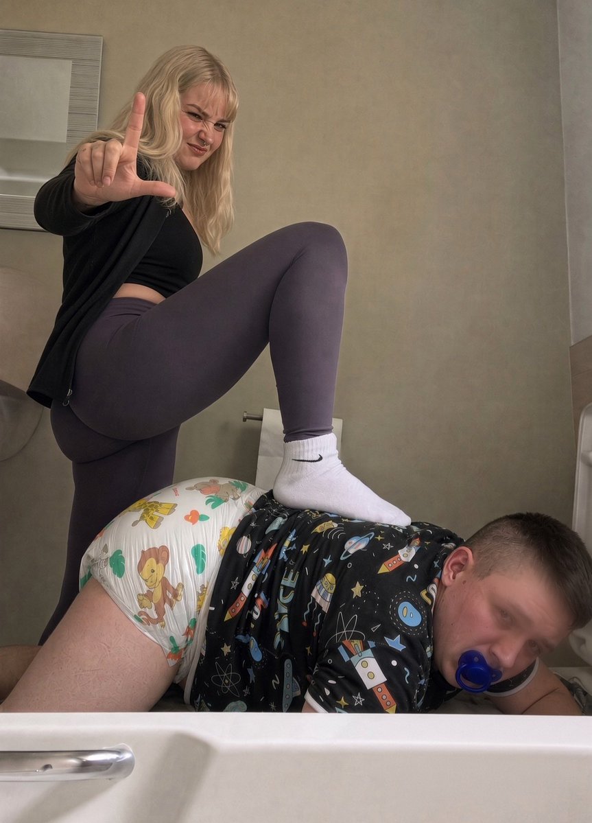 Goddess_Lucy324's tweet photo. Look at this loser in diapers 👀
I was nice, I took the time to hide his face… he’s starting to get tired of being posted everywhere 😈
But well… who knows what the future holds for him 😏
If you plan to post him elsewhere, let me know with a little message 😈
#ABDL #Diaper https://t.co/GcpvKUEbyC