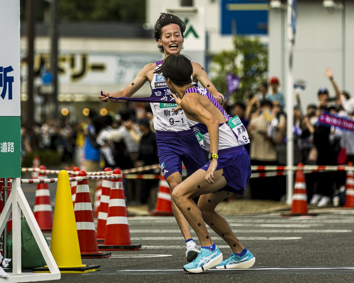 EKIDEN_News's tweet photo. 「鈴木、マジですごくないですか？」
出雲駅伝後、駒澤大の藤田敦史監督との立ち話で切り出すと、
「ラスト200mであれだけ差をつけたでしょう！」
藤田監督も、珍しく興奮気味だった。
話題は、１区を走った１年生、鈴木大翔のラストスパートである。
22分42秒。２位の青学大・石川浩輝に６秒差。
最後の数百メートルでつけた差だ。
駒澤大は総合７位。「谷中がぎっくり腰で」と、
主力の谷中晴を欠いたことを残念がりながらも、
鈴木の走りは大きな収穫になったようだった。
今年１月の都道府県駅伝１区も、やばかった。
注目は、春から早稲田に進む増子陽太、新妻遼己、本田桜二郎の３人。
しかし、最後に先頭でタスキを渡したのは、宮城の鈴木だった。
序盤からハイペースに持ち込み、
振り落としにかかる福島の増子。
最後までついていったのが鈴木だった。
増子が仕掛けても離れず、最後の最後にかわした。
7kmを19分06秒。従来の区間記録を25秒も更新し、増子に２秒先着した。
仙台育英での都大路は、
１年時が７区、２年時と３年時が３区だった。
都道府県駅伝の夜は
「もし、都大路で鈴木が１区を走ってたら
　どうなってたんだろうね？」
という話でもちきりとなったことを覚えている。
鈴木の１区のスパートに
どうしても中村匠吾の姿を重ねてしまう。
2013年に出雲と全日本で1区区間賞、2015年箱根で1区区間賞。
中村はそのスパートを武器にMGCの終盤で
なんども揺さぶりをかけつづけ、大迫傑を突き放し、
東京オリンピックマラソン日本代表へと駆け上がっていった。

つづきは。
駅伝男の誕生｜EKIDEN NEWS @EKIDEN_News https://t.co/fpLQK7M8kG
