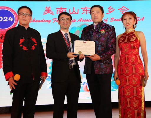 helen_maga99's tweet photo. 🤬德州众议院第137选区选民请注意：不要再投票给 Gene Wu（吴元之）。他出生于中国广州，长期与中国驻休斯顿领事馆保持密切往来，曾受邀前往北京参与相关活动，并强烈反对德州限制中国实体购地的法案。作为众议院民主党领袖，他带头带领民主党议员集体出走、破坏法定人数，把德州立法程序当成政治表演，却未能切实改善本选区治安、防洪与就业问题。137选区（Sharpstown、Gulfton一带）长期面临高犯罪率与基础设施挑战。继续支持Gene Wu，就是继续接受极左优先、对华关系模糊、本地问题被忽视的现状。
👍请投票给 Helen Zhou（周海伦）@helenzcampaign。Helen Zhou 是本选区长期居民、注册会计师与房地产经纪人，自2004年起在Sharpstown置业生活，并积极参与社区服务。她明确以公共安全、技能培训与就业机会、防洪基础设施和财政责任为优先，主张切实降低犯罪、创造工作岗位，而不是把精力放在全国政治秀上。11月3日大选，第137选区请支持 Helen Zhou。把社区交还给真正关心本地居民安全与生计的人。