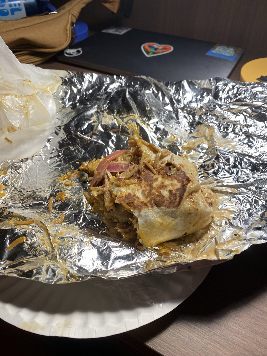 helllbabe's tweet photo. finally a mediterranean chicken burrito i love cities https://t.co/VdkfrFYjyw
