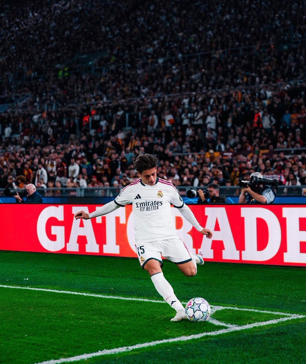 MadridDark77's tweet photo. Si l’entraîneur n’est pas capable de faire jouer Arda en 10, qu’il l’utilise en 8, en meneur de jeu reculé, là où sa vision du jeu, sa qualité de passe, sa créativité et sa capacité à dicter le jeu peuvent faire la différence.

Mais le coller sur le côté gauche, c’est brider son talent et le priver de ce qui fait sa force. À un moment, il faut arrêter de sacrifier les qualités d’un joueur pour le faire entrer dans un système qui ne le met pas en valeur.

Autant faire jouer Brahim ou Endrick sur le côté droit et laisser Arda sur le banc plutôt que de le faire jouer à un poste où il ne peut pas exprimer pleinement son potentiel.