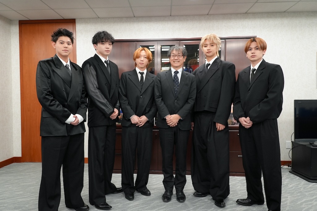 rollingstonejp's tweet photo. 【News】𝐁𝐄:𝐅𝐈𝐑𝐒𝐓
BE:FIRST、米ロサンゼルスとニューヨークの日本国総領事館を表敬訪問
🔗https://t.co/bngFMbPhO2

━━━━━━━━━━━━━━━━

「BE:FIRST WORLD SHOWCASE 2026 “WATCH ME”」のニューヨーク公演に先立ち、LAとNYの日本国総領事館を表敬訪問。アジア公演の手応えを報告。
@BEFIRSTofficial
#BEFIRST
