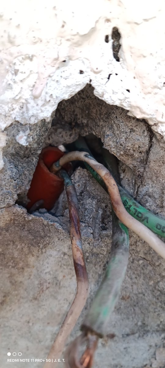 JoseETutorials's tweet photo. Hubo sorpresas en el cableado principal que venía del medidor. Hubo que cambiar el cableado y la caja de fusibles por una de pastillas. https://t.co/7SNq2tQx9A