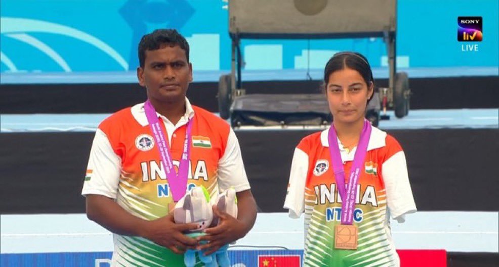 mykhelcom's tweet photo. GOLD FOR INDIA! 🇮🇳🥇🎯

Sheetal Devi and Rakesh Kumar (Toman Kumar) strike GOLD in the Compound Mixed Team Open, securing India’s first archery gold at the Asian Para Games!

The World Championship bronze medalists put on a clutch display of precision to defeat Indonesia 151-148 in a thrilling final.
Pure heart, unbelievable focus, and history made! 🏹🔥

#AsianParaGames #SheetalDevi #Archery #TeamIndia #PraiseTheChampions #GoldMedal