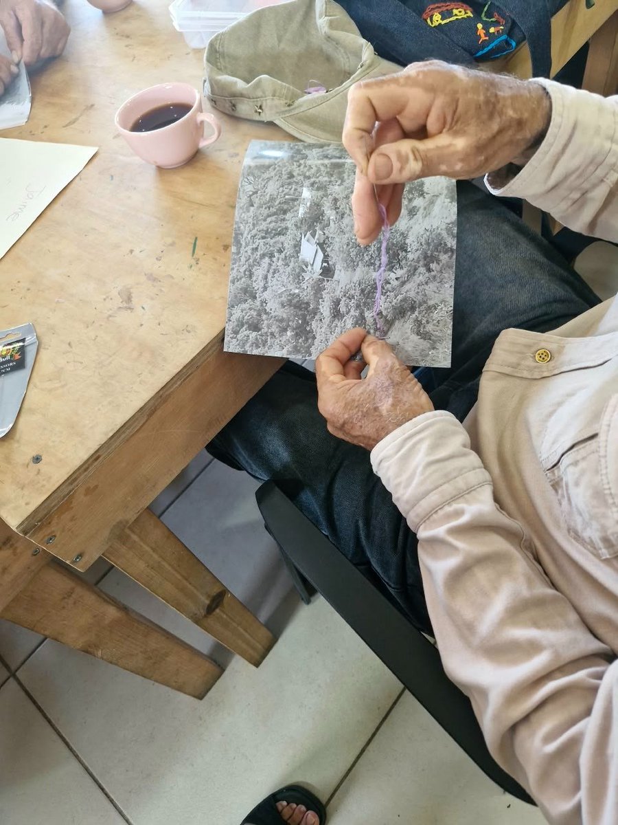 ARNColombia's tweet photo. 🪡En Florencia, #Caquetá, la @ARNColombia fortalece capacidades en 19 firmantes de paz quienes, a través del bordado, hablan de sus experiencias de vida con mujeres buscadoras de personas dadas por desaparecidas.

🧵 Con el apoyo de la @giz_colombia, el espacio permite elaboración de piezas que cuentan las heridas que dejó el conflicto armado, explica el concepto de habilidades emocionales y su importancia para afrontar desafíos y construir un sentido de vida. 

Además, se crean lazos de confianza para entender el pasado y continuar trabajando en el objetivo común de construcción de paz en la región.