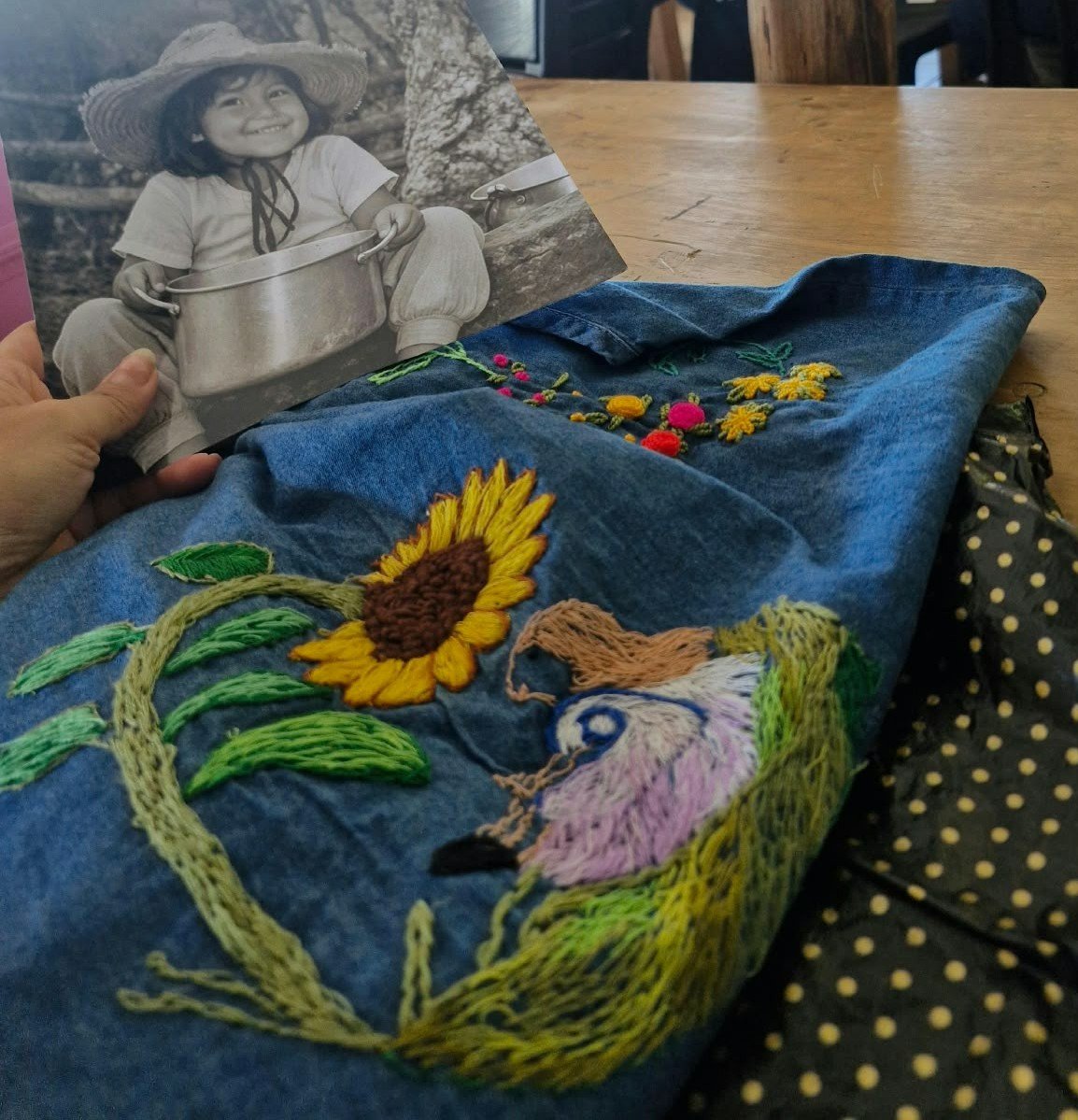 ARNColombia's tweet photo. 🪡En Florencia, #Caquetá, la @ARNColombia fortalece capacidades en 19 firmantes de paz quienes, a través del bordado, hablan de sus experiencias de vida con mujeres buscadoras de personas dadas por desaparecidas.

🧵 Con el apoyo de la @giz_colombia, el espacio permite elaboración de piezas que cuentan las heridas que dejó el conflicto armado, explica el concepto de habilidades emocionales y su importancia para afrontar desafíos y construir un sentido de vida. 

Además, se crean lazos de confianza para entender el pasado y continuar trabajando en el objetivo común de construcción de paz en la región.