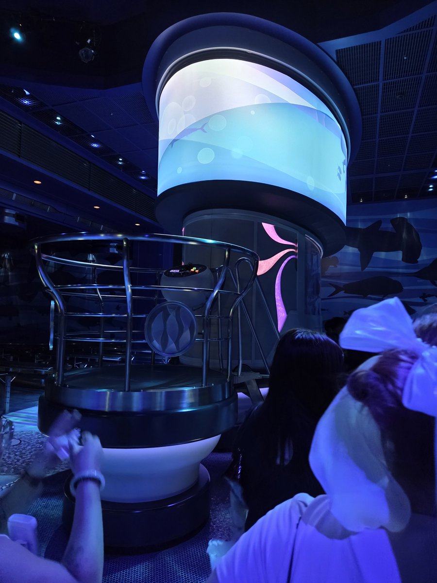 WaverusherKobi's tweet photo. Tackled DisneySea with my sister and her friend. Definitely a different vibe than that of all the American parks https://t.co/kUllbDuKs4