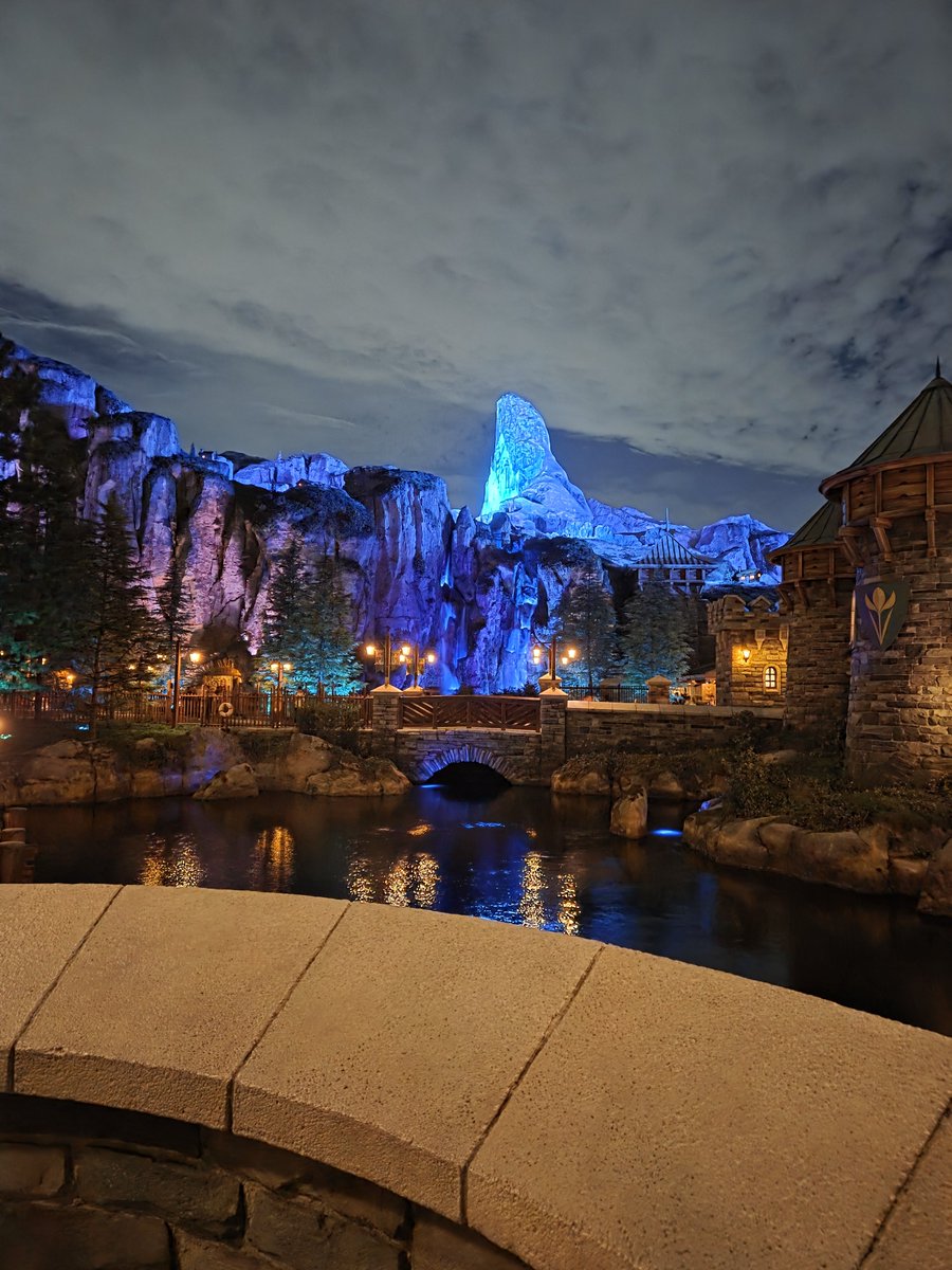 WaverusherKobi's tweet photo. Tackled DisneySea with my sister and her friend. Definitely a different vibe than that of all the American parks https://t.co/kUllbDuKs4