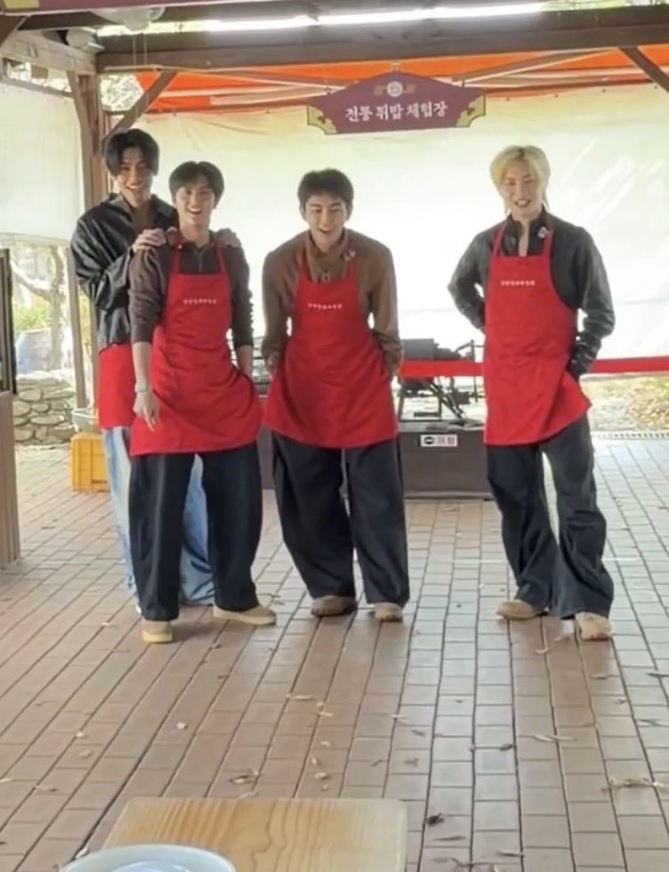 cu_meowper's tweet photo. คือ ภีมเป้อมันยืนธรรมดาไม่ได้เลย ต้องทัชต้องเกาะ รักกันอยู่2ทั้งทั้งเกาหลี https://t.co/qy3NjJdgWv