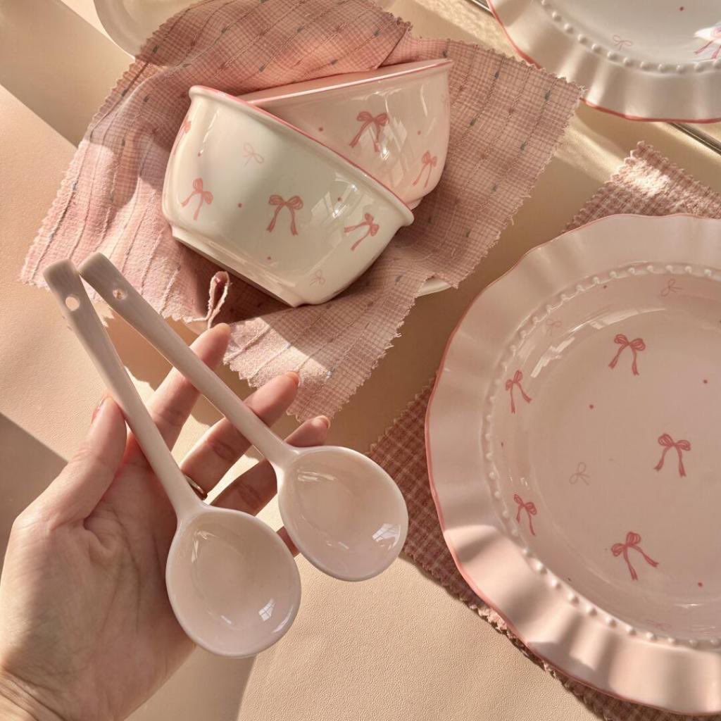 Namnuea__a's tweet photo. ชุดจานชามเซรามิก Rosy Bow Sweet And Gentle Collection Cute Bow Pattern

https://t.co/fwePCMp9Df https://t.co/Ei9pGGebcF
