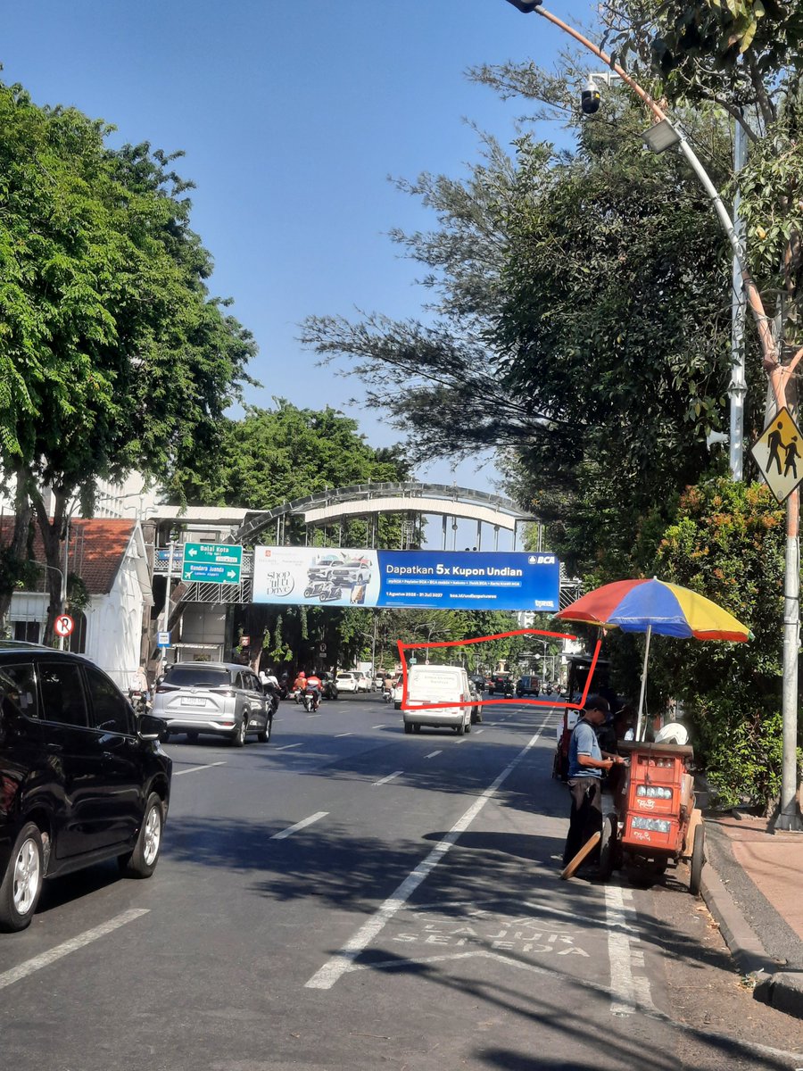 serabutannn's tweet photo. UPDATE SITUASI DEMO SURABAYA KAMIS 22/10/26

14.30: Kami  @arekgerak sudah stand by  di taman Apsari depan Grahadi.
- Blm ramai, massa baru pada dtng
- HATI" YANG JALAN DARI ARAH AIR MANCUR BALPEM MENUJU GRAHADI. ADA CEGATAN, KTP DAN WAJAH DIFOTO PARCOK  (foto 3)‼️‼️‼️ https://t.co/5Hlbs5krDp