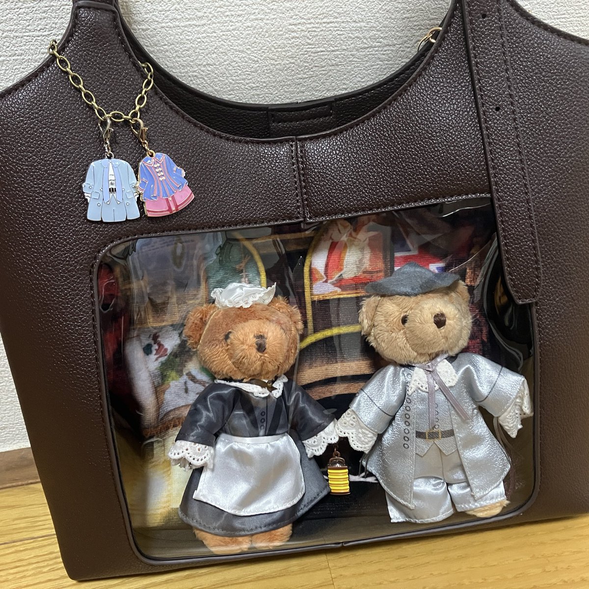 alfa_boo's tweet photo. 観劇用ゴスレ推しバッグにチャームを付けてみた。あえての貴族フローとグレイ。表面にはささやかに不思議な絆フローを🥹
ゴスレなので古美金チェーン探しに行った https://t.co/TGVONndmjI