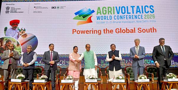 PIBHindi's tweet photo. भारत ने 'एग्रीवोल्टाइक्स विश्व सम्मेलन 2026' का आयोजन किया

🔷'एग्रीवोल्टाइक्स विश्व सम्मेलन' (एडब्ल्यूसी) 2026 का 7वां संस्करण नई दिल्ली के भारत मंडपम में शुरू हुआ। 'ग्लोबल साउथ' के लिए आयोजित होने वाला यह प्रमुख वैश्विक सम्मेलन पहली बार भारत में हो रहा है।

🔷यह सम्मेलन माननीय प्रधानमंत्री नरेन्द्र मोदी की प्रतिपादित "पावर से एम्पावर" (शक्ति से सशक्तिकरण) की मूल परिकल्पना को दर्शाता है।

🔷सम्मेलन में 1200 से अधिक प्रतिनिधि शामिल हुए, जिनमें 150 से अधिक विदेशी प्रतिभागी भी थे। इनमें अंतरराष्ट्रीय विशेषज्ञ, नीति-निर्माता, शोधकर्ता, उद्योग जगत के जाने माने प्रतिनिधि, इनोवेटर, स्टार्टअप और विकास साझेदार शामिल हैं।

🔷यह आयोजन ज्ञान के आदान-प्रदान, तकनीकी सहयोग और 'साउथ-साउथ सहयोग' के लिए एक मंच प्रदान करने के साथ ही व्यापक भागीदारी ऊर्जा आत्मनिर्भरता को कृषि सुरक्षा के साथ जोड़ने की एक एकीकृत सुशासन रणनीति को दर्शाती है।

पूरा पढ़ें: https://t.co/mqJj4skAdr

#agrivoltaics @mnreindia