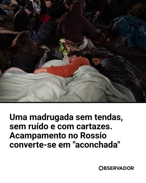 Microtor1's tweet photo. Vieram fazer a revolução e andar à mocada e acabaram a dormir ao relento em "conchinha" https://t.co/SKfUUd37d9