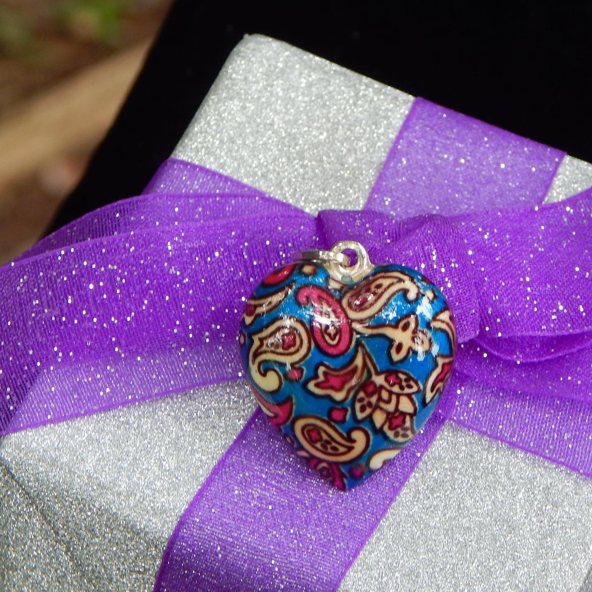 GunneJKMarksVYF's tweet photo. Italian artistry meets Persian-inspired elegance. This reversible Milor sterling silver pendant features vivid glass enamel paisley florals in fuchsia, teal, yellow, and brown, with a glossy puffy heart design painted on both sides. https://t.co/TC4Nrg8mK1