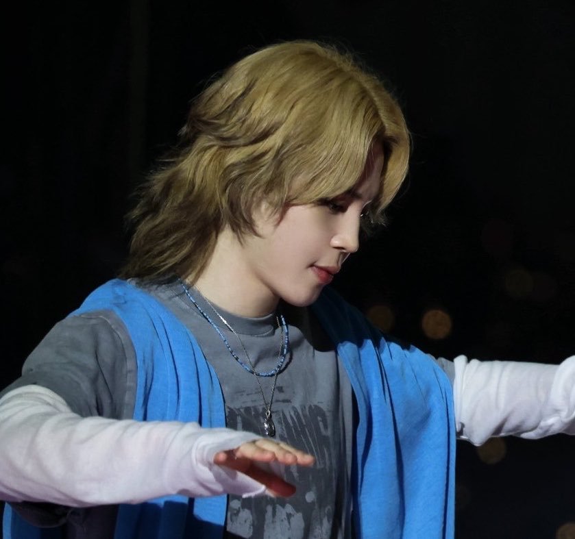 info_jimin's tweet photo. QUE PERFEIÇÃO! Encantada com os detalhes do cabelo do Jimin. Definitivamente um dos mais lindos que ele já teve. https://t.co/mqcKuaXedb