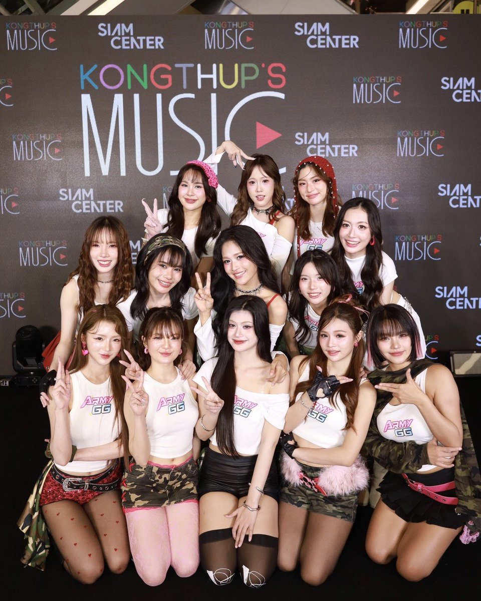 startalkent's tweet photo. “เขตต์ ฐานทัพ”เดินหน้าเปิดตัวค่ายเพลง“KONGTHUP’S MUSIC” พร้อมเขย่าวงการเพลงกับ 2 วงน้องใหม่“DERLA” และ“CODE BLUE” พร้อมเหล่ากองทัพเทรนนี่บุก SIAM CENTER
#DERLA
#CODEBLUE
#ARMYGG
#KongthupsMusic
#KongthupsMusicLaunchDay
KONGTHUP’S MUSIC นำโดย 2 ผู้บริหารอย่าง คุณเขตต์ ฐานทัพ และคุณแนท-ทักษญา ธีญานาถธนันชา เปิดตัวค่ายเพลงน้องใหม่ที่จะมาเขย่าวงการเพลงไทย กับการรวมตัวของคนรุ่นใหม่และความหลากหลายของแนวเพลง ที่นำเอาความเป็นศิลปะและวัฒนธรรมของไทยมาสร้างสรรคให้เข้ากับยุคสมัยในปัจจุบัน พร้อมทั้งเข้าถึงได้ทุกเพศทุกวัย
ภายในงานได้เปิดตัว 2 วงน้องใหม่อย่าง “DERLA”(เด้อหล่า) 3 สาว อาย-ปาลิตา เชื้อสาวะถี,อ๋อมแอ๋ม-สุวิชญา พงษ์พันนา และปิ่น-สุชานันท์ วงค์เครือวัลย์ กับแนวเพลงหมอลำป๊อป กับการเดบิวต์ซิงเกิลแรกอย่าง “อิหล่ามักม่วน” ที่ได้ NICECNX ( ไนซ์ ซีเอ็นเอ็ก) มาร่วมเพิ่มความสนุกให้กับเพลงนี้มากยิ่งขึ้น และยังเปิดตัวMusic Videoเพลงนี้ที่สร้างจาก AI Hybrid Production เป็นครั้งแรกของวงการหมอลำ ต่อด้วยการเปิดตัว 3 หนุ่ม “CODE BLUE” (โค้ดบูล) อย่าง สกาย-สุทธินันท์ เทียนสุวรรณ,โฟล์ค-ธรรศ อินทร์ธิราช และกาย-พันธกานต์ วีรเวทสกุล กับแนวเพลง Instumemtaltal Boyband กับแนวดนตรี Modern School Pop Rock ที่เตรียมพร้อมเดบิวต์กับซิงเกิลแรกในช่วงต้นปี 2027 สุดท้ายกับการเปิดตัวสาวๆ Trainee Project ของ KONGTHUP’S MUSIC ที่คุณภาพและฝีมือไม่ธรรมดาทั้ง 13 คน ภายใต้ชื่อ “ARMY GG” ประกอบด้วย ยีนส์-ปพิชญา เอกยศสุพร,ไฮดี้-ปาณิศา พรศิลาโชค,ลิลลี่-กมลชนก ยิ่งเจริญธนา,น้ำอิง-ธัญนุช ศรีศิริทรงไชย,น้ำน่าน-บงกชพร คำวงค์,เนเน่-ณภัทร แสงสุข,มินนี่,ปวรินดา บุญกอบแก้ว,ฟรันทซ์-ภสพร ณ ถลาง,โบรามิ-ฐิติรัตน์ พิสิษฐ์ภาคิน,ไออิน ศิรภัสร โชควิริยะ ,ซอฟ-พัณณิตา พฤกษชาติถาวร-มิ้นท์-สุนิสา สุขประเสริฐ และโมนิก้า-รุ่งทิพย์ เหมหอมเงิน มาพร้อมกับเพลง "เล็งที่หัวจุย" และโปรเจกต์นี้ยังได้คุณนาโต้-นราธิป ปานแร่ มานั่งแท่นทำหน้าที่ Producer and Head Project ของ ARMY GG อีกด้วยและยังได้มีผลงานแรกของหนึ่งในสมาชิก ARMY GG อย่าง ยีนส์-ปพิชญา ในเพลง “Maybe Baby” ซึ่งเป็น OST. ประกอบซีรีส์ “YES maybe NO เหมือนจะใช่เมื่อใจมีรัก” ก่อนจะเปิดตัวการ Collaboration ของ “DERLA x มอส” มอส เพชรสุพรรณ (ลูกชายของไวพจน์ เพชรสุพรรณ) เจ้าชายเพลงแหล่ของไทย เพลงนี้เป็นการผสมประสานของดนตรีระหว่างหมอลำป๊อบและการแหล่ ในเพลง “กะปี้” ที่มีเนื้อหาสนุกสนานที่ชวนให้ทุกคนต้องขยับตัวตามกัน ปิดท้ายด้วย Mini Concert ของสาวๆ “DERLA” ที่ทำเอาชาวสยามเซ็นเตอร์ได้ร่วมม่วนจอยกันตลอดทั้งงาน
สามารถติดตามข่าวสารได้ทุกช่องทางโซเชียลของ KONGTHUP’S MUSIC ทุกแพลตฟอร์ม
