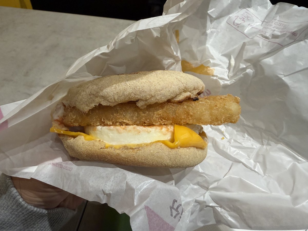 twt1151519's tweet photo. 麦当劳吉士蛋麦满分里面夹薯饼真的是神仙吃法 https://t.co/IuiMwT12ss