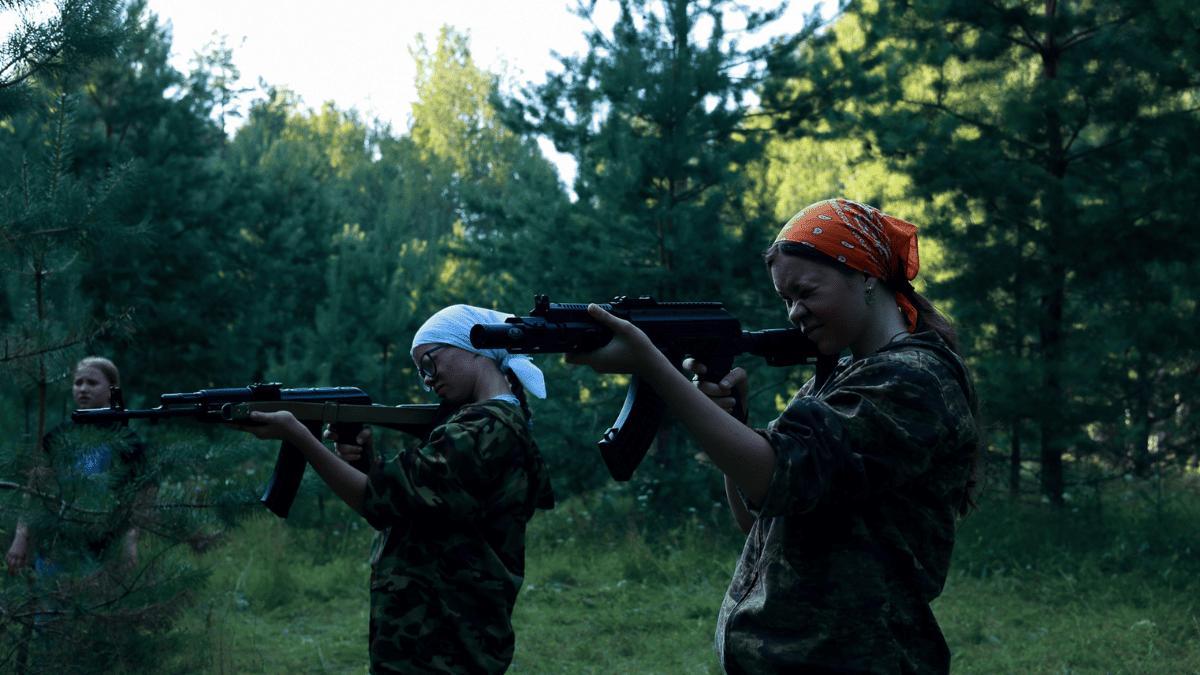 Slatefr's tweet photo. Dans la taïga russe, l'école des petits soldats cosaques

https://t.co/IdupHa8ZVG https://t.co/LW5fDolRZd