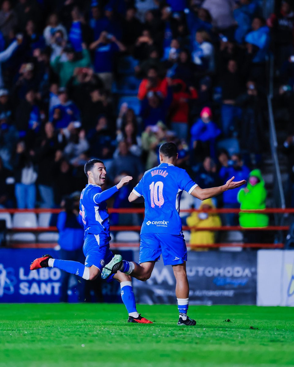 CruzAzul's tweet photo. TERCER PARTIDO EN FILA ANOTANDO PARA NUESTRO 🔟

Qué cobro el de Montaño 😮‍💨 https://t.co/Fvr8s71pFT