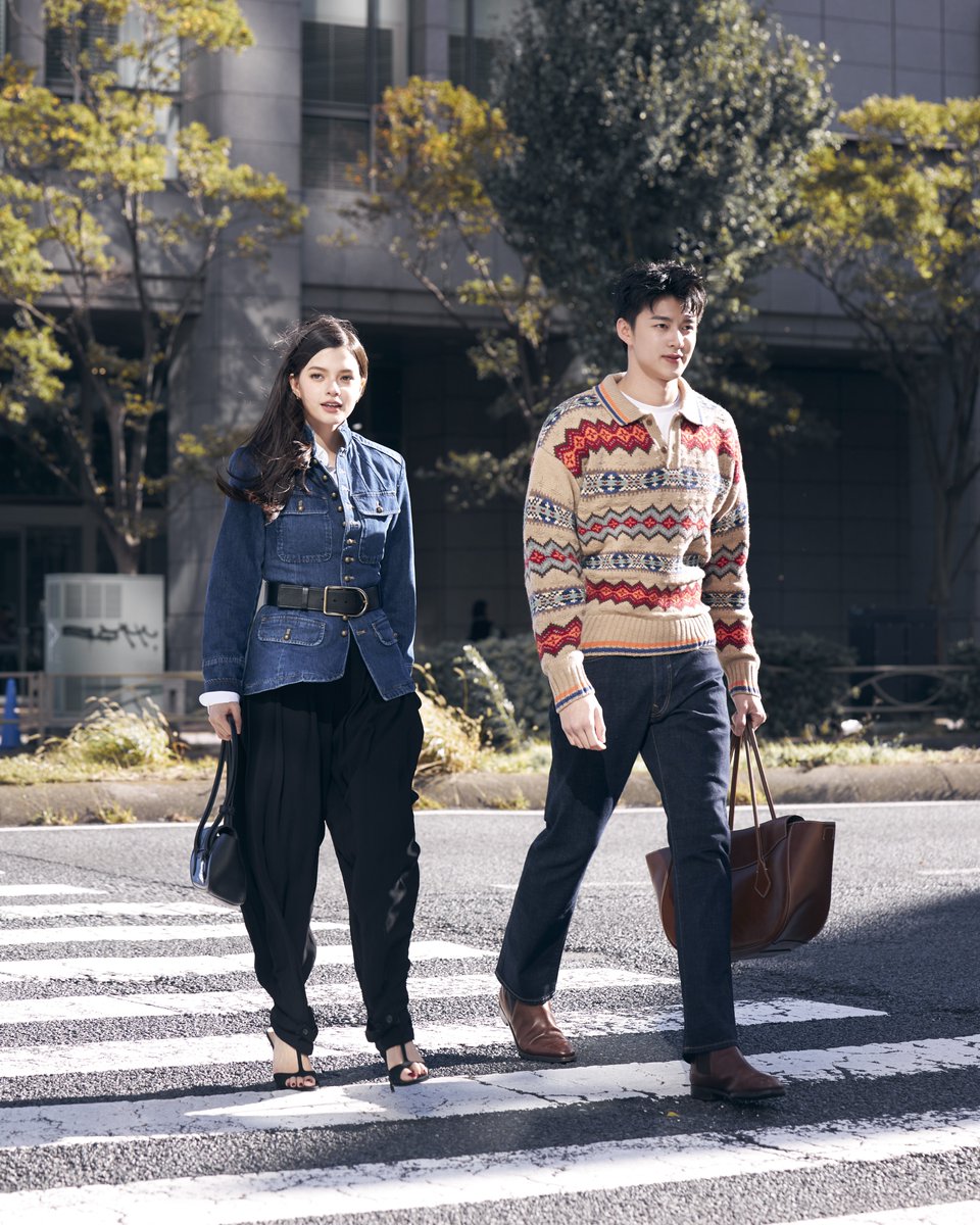 startalkent's tweet photo. พาชม 2 ลุค Street Style ของ เบคกี้ รีเบคก้า และ มีน นิชคุณ ผ่านเสน่ห์หลากหลายมุมของกรุงโตเกียว ก่อนเข้าร่วมงาน Polo Fest โดยทั้งคู่ถ่ายทอดสไตล์ American Classic ผ่านไอเท็มจาก Polo Ralph Lauren ที่ผสานกลิ่นอาย Heritage เข้ากับความร่วมสมัย สะท้อนดีเอ็นเอของแบรนด์ผ่านการมิกซ์แอนด์แมตช์และการเลเยอร์อย่างมีสไตล์
@RalphLauren #RalphLauren #PoloFest

เริ่มต้นลุคแรกของเบคกี้กับลุคไอคอนิกด้วยไอเท็ม Cable-Knit Wool-Cashmere Cardigan สี Navy โดดเด่นด้วยลายถักเคเบิล เลเยอร์กับเสื้อเชิ้ตและจับคู่กับกางเกงเดนิมขาบาน ขณะที่มีนเลือกสวม Field Jacket สีเขียวโอลีฟ ทับเสื้อถักและจับคู่กับกางเกงสีครีม ถ่ายทอดความเรียบเท่อย่างมีสไตล์ โดยทั้งคู่คอมพลีตลุคด้วยกระเป๋า Polo Blaze ที่เติมเต็มสไตล์ของแต่ละคนได้อย่างลงตัว

ต่อด้วยลุคที่สอง เบคกี้เผยอีกมุมของสไตล์ผ่าน Denim Utility Jacket ที่โดดเด่นด้วยดีเทลกระดุมโลหะ เลเยอร์ทับบนเสื้อเชิ้ตสีขาวด้านใน แมตช์กับกางเกง Pleated Crepe Jodhpur ทรงจับจีบที่ช่วยสร้างซิลูเอตอย่างมีมิติ ด้านมีนเลือกสวม Fair Isle Sweater with Polo Collar ที่โดดเด่นด้วยลวดลายหลากสีสัน จับคู่กับกางเกงเดนิม โดยทั้งคู่เลือกกระเป๋า Polo Blaze มาเติมเต็มลุค ถ่ายทอดเสน่ห์ของ Polo Ralph Lauren ผ่านการผสมผสานไอเท็มอันเป็นเอกลักษณ์เข้ากับแฟชั่นในมุมมองร่วมสมัย