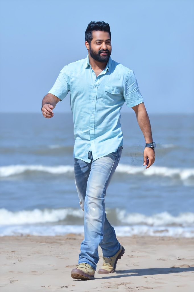 VivekVital5's tweet photo. Looks kosam disco 🤦🏻🤦🏻🤦🏻
NTR chesina Chusina looks TFI lo evadu try cheyyale 🥵🥵🥵🥵🥵

Pawla looks ante dengutharu Andhari Heros mogga chekuthunnaru pawlas 🤫

NTR looks >>>>> mega heros looks 😂 https://t.co/3CIOTWQDYo