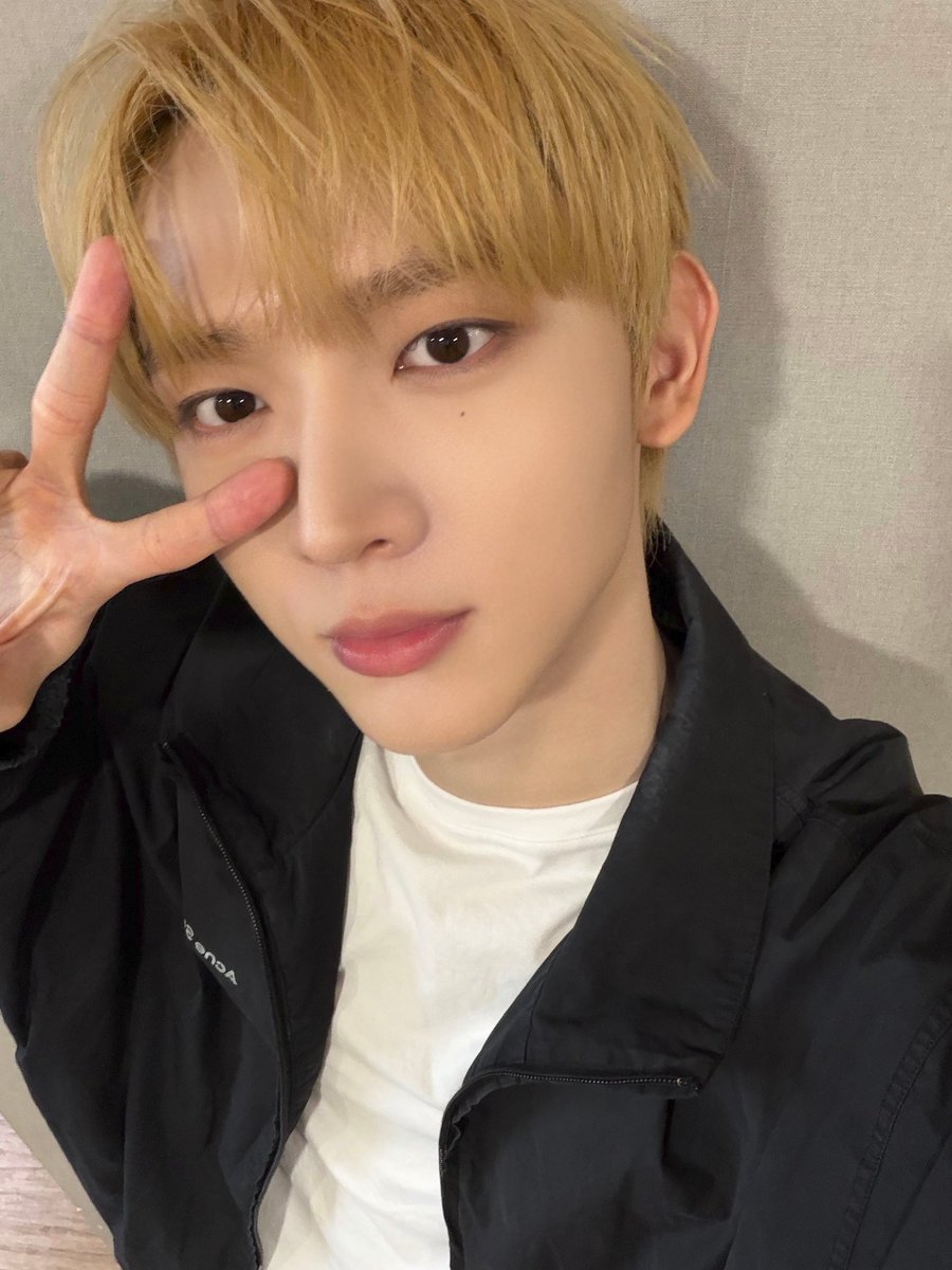 ysebbl's tweet photo. 261022 🐿️💬 01:38PM KST

🐿️ [photo] x3
🐿️ jja-jan today’s photo
🐿️ ㅎㅎㅎproof of life
🐿️ i’m alive and well before the first comeback ㅎㅎ
🐿️ i���m thinking of keeping my light hair for real
🐿️ and my hair condition isn’t getting damaged as much as i thought ㅋㅋ https://t.co/jveoNlc5IW