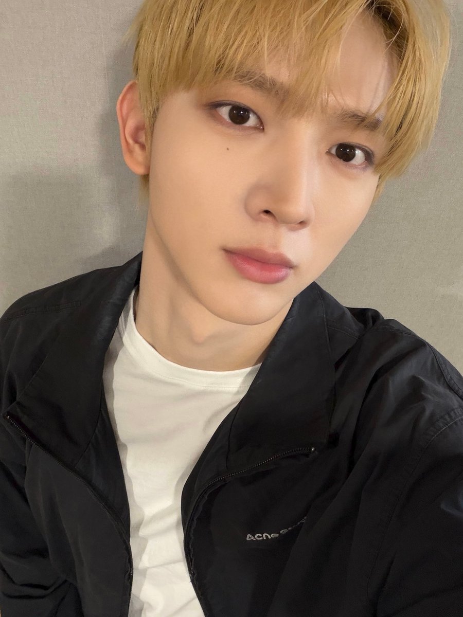 ysebbl's tweet photo. 261022 🐿️💬 01:38PM KST

🐿️ [photo] x3
🐿️ jja-jan today’s photo
🐿️ ㅎㅎㅎproof of life
🐿️ i’m alive and well before the first comeback ㅎㅎ
🐿️ i���m thinking of keeping my light hair for real
🐿️ and my hair condition isn’t getting damaged as much as i thought ㅋㅋ https://t.co/jveoNlc5IW