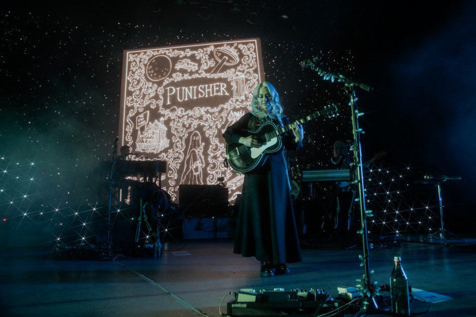 sourcebridgers's tweet photo. 🚨 PHOEBE BRIDGERS PERFORMED ‘PUNISHER’ AS THE SURPRISE SONG TONIGHT AT THE LOST TOUR IN SALT LAKE CITY! https://t.co/kFXq2EmaYG