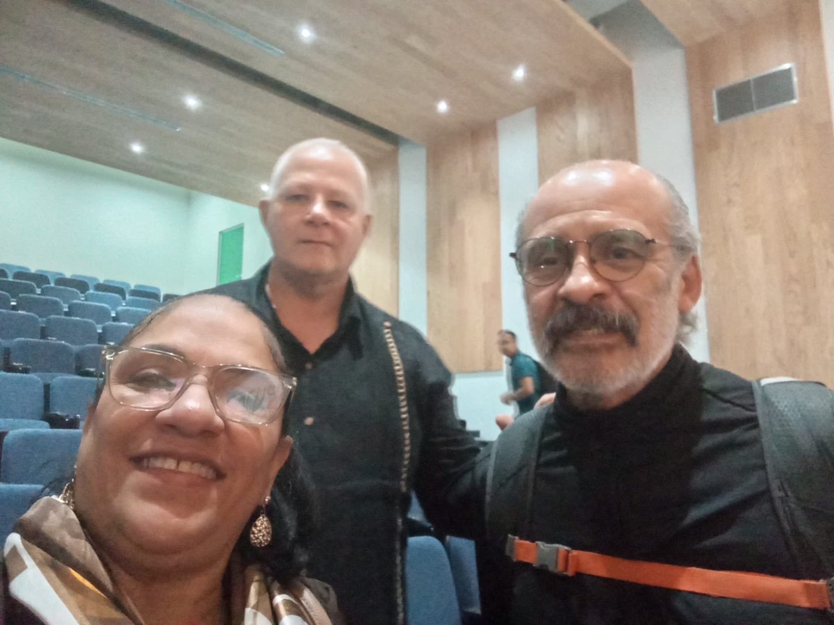 EmbaCuMex's tweet photo. 🇨🇺🤝🇲🇽 Cuba presente en el encuentro del IEMS “En camino hacia una utopía posible en México”

En el marco de las actividades conmemorativas por el 26 aniversario de la creación del Instituto de Educación Media Superior de la Ciudad de México (IEMS), la Dra. Rosa Álvarez Fundichely, Consejera de Educación de la Embajada de Cuba en México, y el Dr. Elio Rodríguez Rivero, especialista principal de la Oficina de Educación, participaron en el encuentro: “En camino hacia una utopía posible en México”, espacio de reflexión e intercambio en torno a los desafíos, las experiencias y las perspectivas de la educación media superior.

👥 La jornada estuvo presidida por el director general del IEMS, Dr. Jorge Santos, quien reafirmó el compromiso de la institución con una educación de calidad y el desarrollo continuo de su proyecto educativo.

🗣️ Por su parte, la Dra. Etelvina Sandoval Flores, subsecretaria de Educación en la Secretaría de Educación, Ciencia, Tecnología e Innovación (SECTEI), destacó la importancia estratégica de continuar fortaleciendo la educación pública e integral en la Ciudad de México. Asimismo, Andrés Emiliano Hirsch, en representación del IAPA, subrayó la necesidad de atender y visibilizar la salud mental de la comunidad educativa, mientras que Lorena Villavicencio Ayala, titular del SIPINNA, resaltó la prioridad de garantizar y promover los derechos de niñas, niños y adolescentes.

Durante el encuentro se puso de relieve el valor de las experiencias educativas que, desde una perspectiva humanista e inclusiva, contribuyen a garantizar el derecho a la educación y a generar nuevas oportunidades para las juventudes.

🇨🇺 En este contexto, la participación cubana constituyó una oportunidad para intercambiar experiencias y buenas prácticas entre los sistemas educativos de Cuba y México y compartir aprendizajes.

📌 Asimismo, durante su intervención, el maestro Ángel Custodio expresó un llamado a que los estadounidenses dejen a Cuba vivir en paz. Su pronunciamiento puso de manifiesto la importancia de la solidaridad, el respeto a la autodeterminación de los pueblos y la defensa de la paz como principios fundamentales para la convivencia internacional.

La presencia de representantes de la educación cubana en este espacio reafirma la voluntad de continuar estrechando los vínculos de cooperación educativa entre Cuba y México, convencidos de que el intercambio de conocimientos, experiencias y buenas prácticas contribuye al desarrollo de una educación más humana, inclusiva y comprometida con las necesidades de sus pueblos.

#CubaNoEsUnaAmenaza