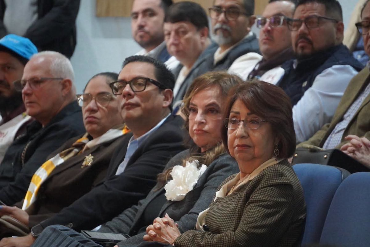 EmbaCuMex's tweet photo. 🇨🇺🤝🇲🇽 Cuba presente en el encuentro del IEMS “En camino hacia una utopía posible en México”

En el marco de las actividades conmemorativas por el 26 aniversario de la creación del Instituto de Educación Media Superior de la Ciudad de México (IEMS), la Dra. Rosa Álvarez Fundichely, Consejera de Educación de la Embajada de Cuba en México, y el Dr. Elio Rodríguez Rivero, especialista principal de la Oficina de Educación, participaron en el encuentro: “En camino hacia una utopía posible en México”, espacio de reflexión e intercambio en torno a los desafíos, las experiencias y las perspectivas de la educación media superior.

👥 La jornada estuvo presidida por el director general del IEMS, Dr. Jorge Santos, quien reafirmó el compromiso de la institución con una educación de calidad y el desarrollo continuo de su proyecto educativo.

🗣️ Por su parte, la Dra. Etelvina Sandoval Flores, subsecretaria de Educación en la Secretaría de Educación, Ciencia, Tecnología e Innovación (SECTEI), destacó la importancia estratégica de continuar fortaleciendo la educación pública e integral en la Ciudad de México. Asimismo, Andrés Emiliano Hirsch, en representación del IAPA, subrayó la necesidad de atender y visibilizar la salud mental de la comunidad educativa, mientras que Lorena Villavicencio Ayala, titular del SIPINNA, resaltó la prioridad de garantizar y promover los derechos de niñas, niños y adolescentes.

Durante el encuentro se puso de relieve el valor de las experiencias educativas que, desde una perspectiva humanista e inclusiva, contribuyen a garantizar el derecho a la educación y a generar nuevas oportunidades para las juventudes.

🇨🇺 En este contexto, la participación cubana constituyó una oportunidad para intercambiar experiencias y buenas prácticas entre los sistemas educativos de Cuba y México y compartir aprendizajes.

📌 Asimismo, durante su intervención, el maestro Ángel Custodio expresó un llamado a que los estadounidenses dejen a Cuba vivir en paz. Su pronunciamiento puso de manifiesto la importancia de la solidaridad, el respeto a la autodeterminación de los pueblos y la defensa de la paz como principios fundamentales para la convivencia internacional.

La presencia de representantes de la educación cubana en este espacio reafirma la voluntad de continuar estrechando los vínculos de cooperación educativa entre Cuba y México, convencidos de que el intercambio de conocimientos, experiencias y buenas prácticas contribuye al desarrollo de una educación más humana, inclusiva y comprometida con las necesidades de sus pueblos.

#CubaNoEsUnaAmenaza