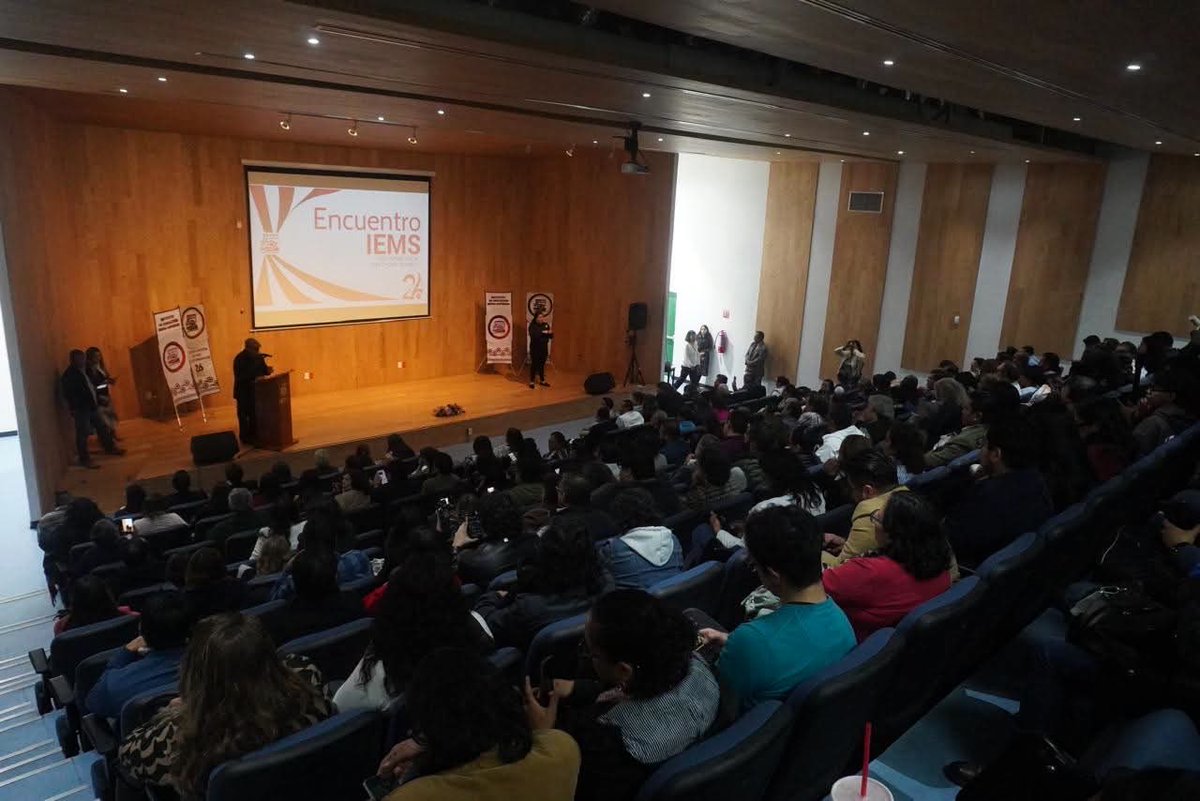 EmbaCuMex's tweet photo. 🇨🇺🤝🇲🇽 Cuba presente en el encuentro del IEMS “En camino hacia una utopía posible en México”

En el marco de las actividades conmemorativas por el 26 aniversario de la creación del Instituto de Educación Media Superior de la Ciudad de México (IEMS), la Dra. Rosa Álvarez Fundichely, Consejera de Educación de la Embajada de Cuba en México, y el Dr. Elio Rodríguez Rivero, especialista principal de la Oficina de Educación, participaron en el encuentro: “En camino hacia una utopía posible en México”, espacio de reflexión e intercambio en torno a los desafíos, las experiencias y las perspectivas de la educación media superior.

👥 La jornada estuvo presidida por el director general del IEMS, Dr. Jorge Santos, quien reafirmó el compromiso de la institución con una educación de calidad y el desarrollo continuo de su proyecto educativo.

🗣️ Por su parte, la Dra. Etelvina Sandoval Flores, subsecretaria de Educación en la Secretaría de Educación, Ciencia, Tecnología e Innovación (SECTEI), destacó la importancia estratégica de continuar fortaleciendo la educación pública e integral en la Ciudad de México. Asimismo, Andrés Emiliano Hirsch, en representación del IAPA, subrayó la necesidad de atender y visibilizar la salud mental de la comunidad educativa, mientras que Lorena Villavicencio Ayala, titular del SIPINNA, resaltó la prioridad de garantizar y promover los derechos de niñas, niños y adolescentes.

Durante el encuentro se puso de relieve el valor de las experiencias educativas que, desde una perspectiva humanista e inclusiva, contribuyen a garantizar el derecho a la educación y a generar nuevas oportunidades para las juventudes.

🇨🇺 En este contexto, la participación cubana constituyó una oportunidad para intercambiar experiencias y buenas prácticas entre los sistemas educativos de Cuba y México y compartir aprendizajes.

📌 Asimismo, durante su intervención, el maestro Ángel Custodio expresó un llamado a que los estadounidenses dejen a Cuba vivir en paz. Su pronunciamiento puso de manifiesto la importancia de la solidaridad, el respeto a la autodeterminación de los pueblos y la defensa de la paz como principios fundamentales para la convivencia internacional.

La presencia de representantes de la educación cubana en este espacio reafirma la voluntad de continuar estrechando los vínculos de cooperación educativa entre Cuba y México, convencidos de que el intercambio de conocimientos, experiencias y buenas prácticas contribuye al desarrollo de una educación más humana, inclusiva y comprometida con las necesidades de sus pueblos.

#CubaNoEsUnaAmenaza