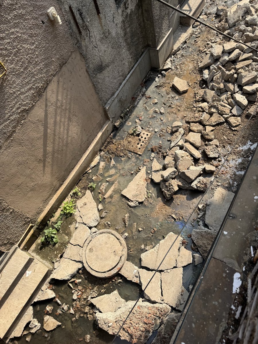 BusinessGajju's tweet photo. @MCD_Delhi @DelhiGovt रूपनगर block 3 , दिल्ली 110007 में कई दिनों से सड़क टूटी पड़ी है और बेहद गंदा पानी आ रहा है। लोग बीमार हो रहे हैं, पानी पीना तक मुश्किल है। आखिर MCD कब जागेगा? तुरंत जाँच कर साफ पानी और सड़क की मरम्मत सुनिश्चित करें! https://t.co/SiOHqv9LyI