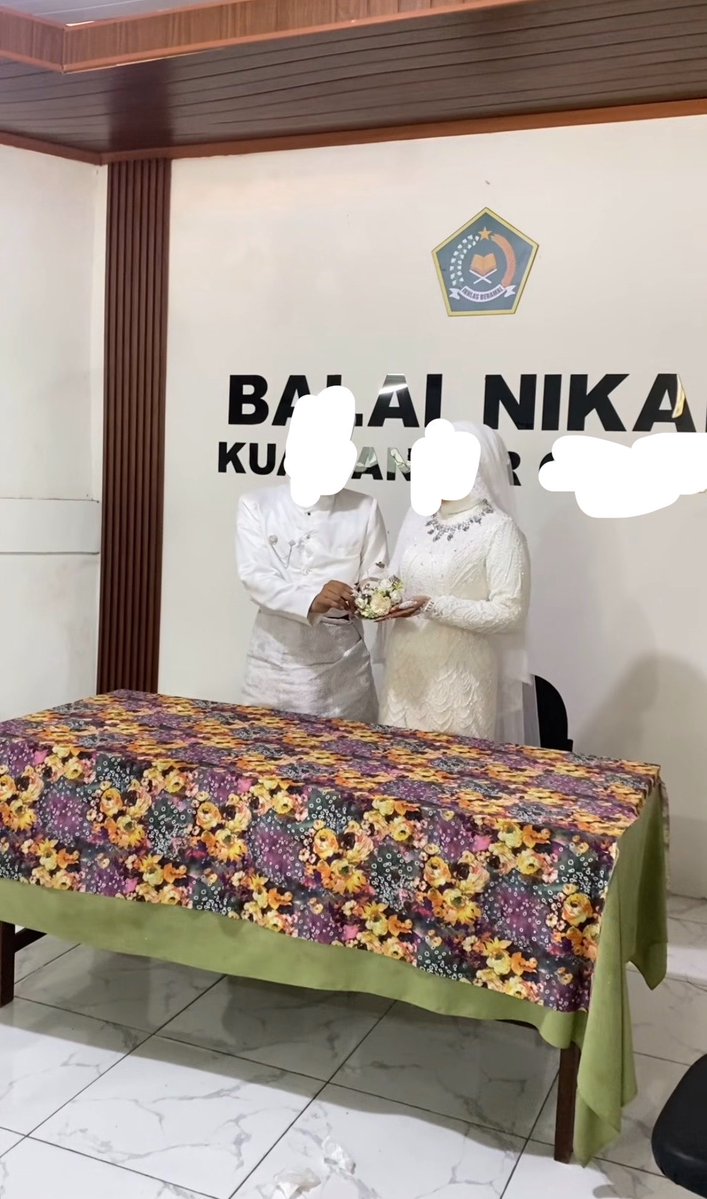ngapainlagiyah's tweet photo. Berhasil menamatkan satu episode kehidupan: menikah!

Mematahkan juga stigma nikah mahal, ratusan juta, harus digedung dll.

Namun sesederhana apapun nikah, tetap mahal sih. Ya seenggaknya ga semahal nikahan artis 😂 https://t.co/SEEYCGneQy