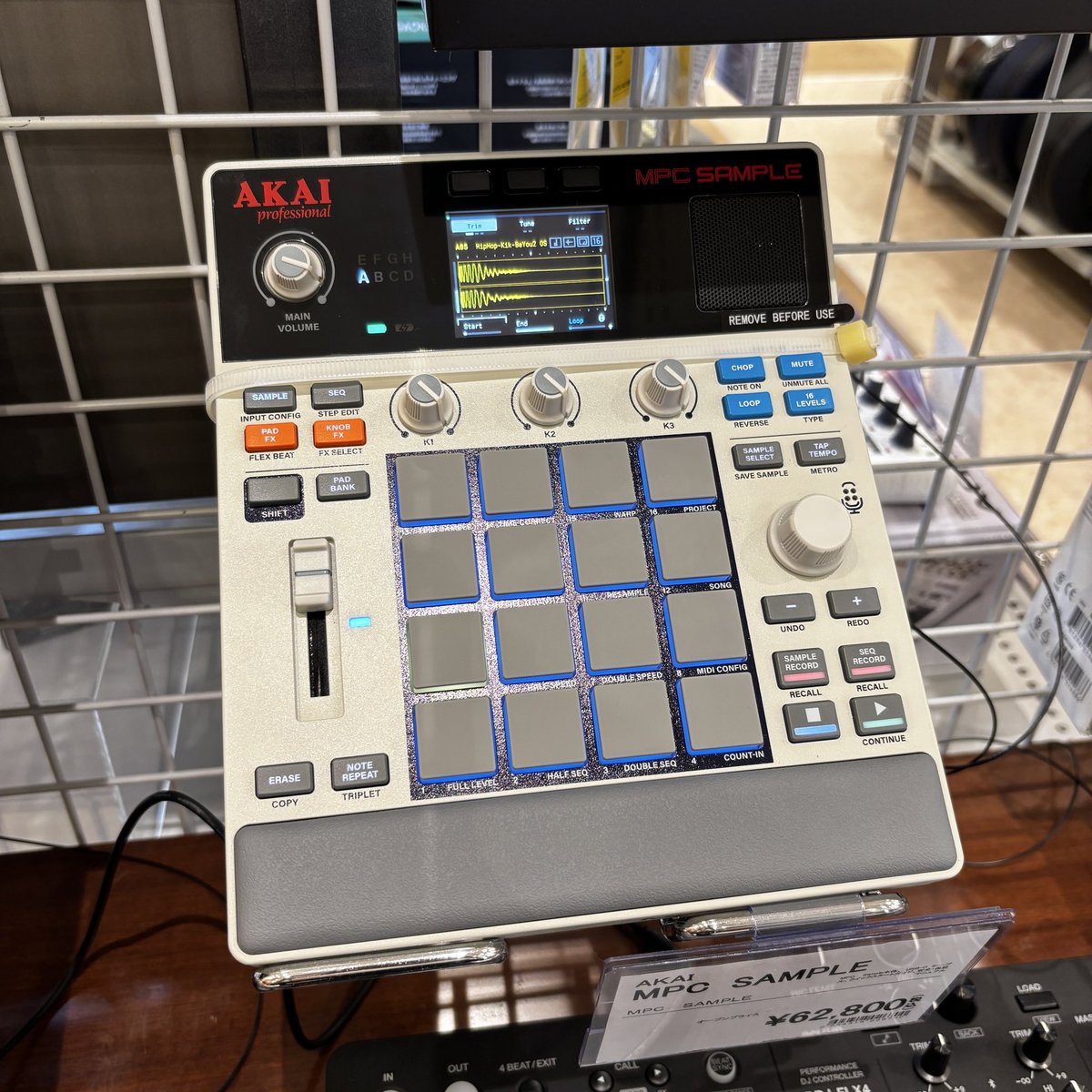 shima_iwata's tweet photo. \新商品情報🎶/
#AKAI から「MPC Sample」が入荷しました♪♪ご自宅でも外出先でも手軽にビート作りや曲作りを楽しめます😄
店頭でお試しもできますので是非、#島村楽器 #ららぽーと磐田 までお越しください!
#MPCSample #サンプラー #ビートメイク
https://t.co/2vnzIYvvqX https://t.co/hXBKJtJQrS