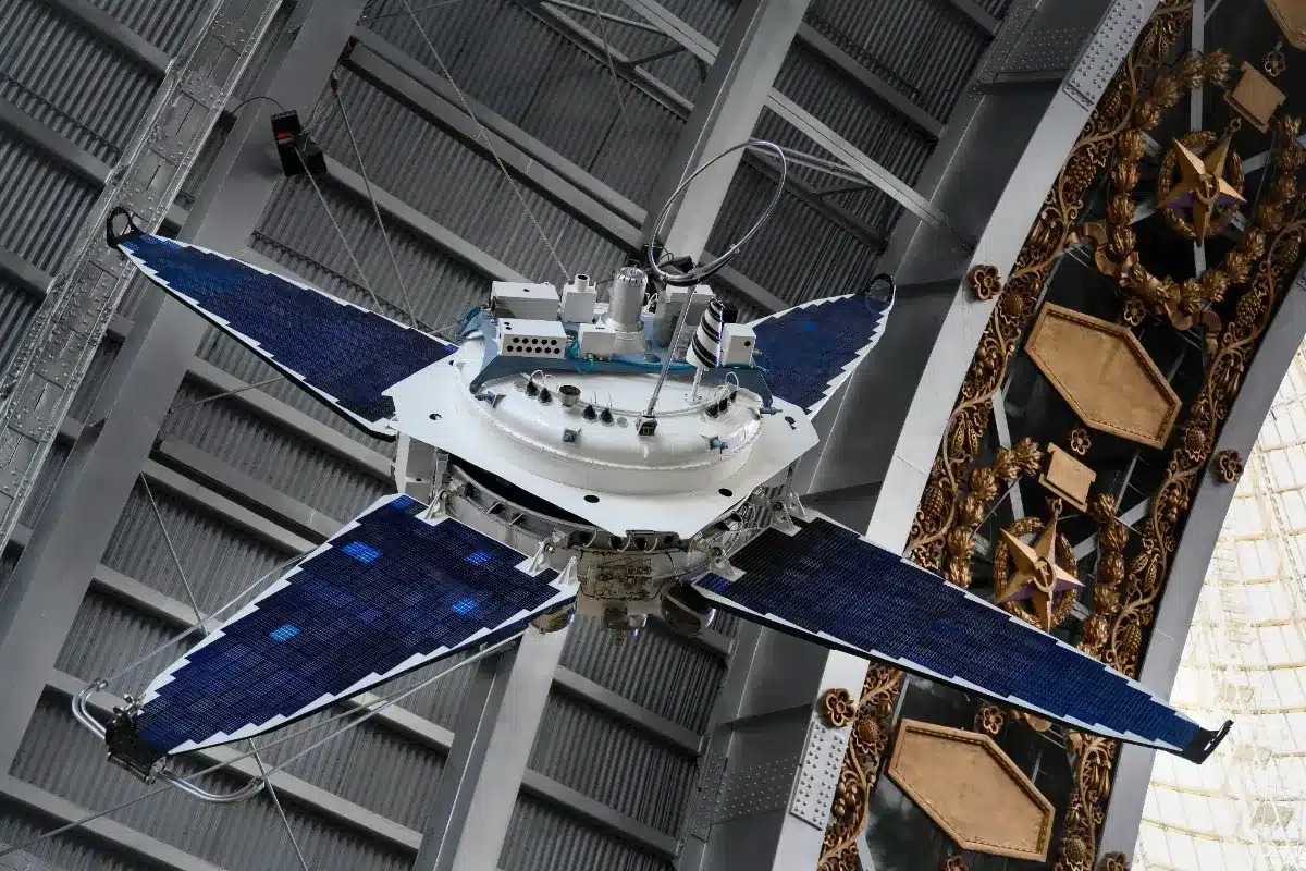 armeesmedia's tweet photo. #Spatial Un satellite russe a suivi un autre américain qui assiste l’Ukraine et s’est rapproché à 200 mètres dlvr.it/TW19mg https://t.co/vDitf3L7SZ
