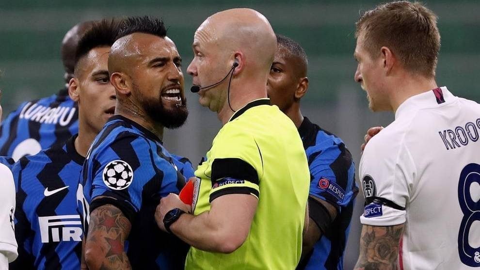 interfc's tweet photo. • قبل طرد باستوني أمام شاختار دونستك آخر لاعب بقميص إنتر طُرد في الجيوسيبي مياتزا بـ #دوري_أبطال_أوروبا كان ارتورو فيدال أمام #ريال_مدريد في نوفمبر 2020

[ لاغازيتا ديللو سبورت ] https://t.co/kiPSwC1ShR