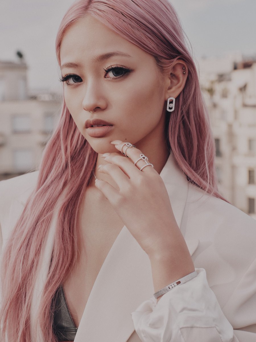 voguejp's tweet photo. HANAのYURIに密着。メシカのジュエリーを纏い、華やかなショーへと向かう特別な一日
https://t.co/A0dqbyyR8y

#PR https://t.co/9Uvxze36MF