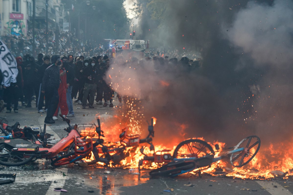 le_Parisien's tweet photo. 91 % des Français condamnent les violences et les pillages observés en marge des manifestations du 17 octobre 

➡️ https://t.co/DqcLXlaIv0 https://t.co/9a18Uz8BH2