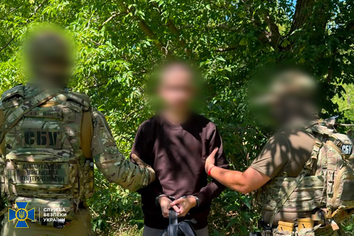ServiceSsu's tweet photo. СБУ затримала «крота» фсб, який навів російські ракети на позиції свого підрозділу, де перебувало понад 100 дронарів

➡️ https://t.co/ayGfy5wpH9 https://t.co/fArFIsaBCv