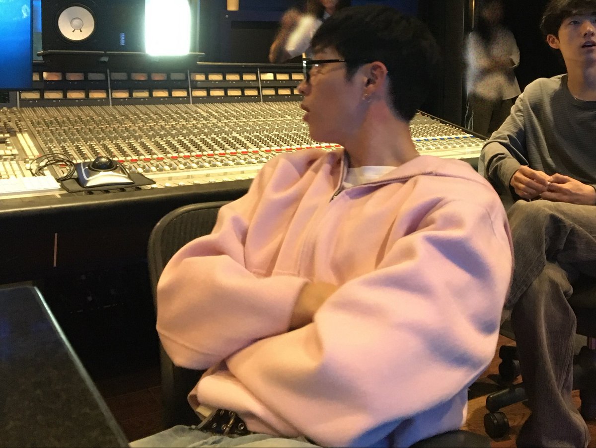 mooninorangee's tweet photo. pink truly is the cutest and most comforting colour ever https://t.co/1r55fUsJiU