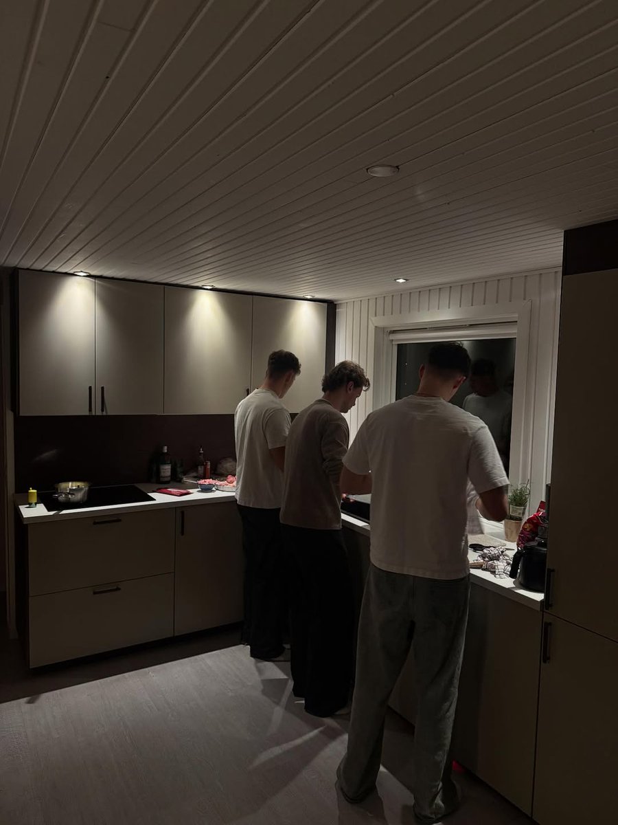 RickieHokula's tweet photo. Fedt man spa https://t.co/4GpipVHIpl