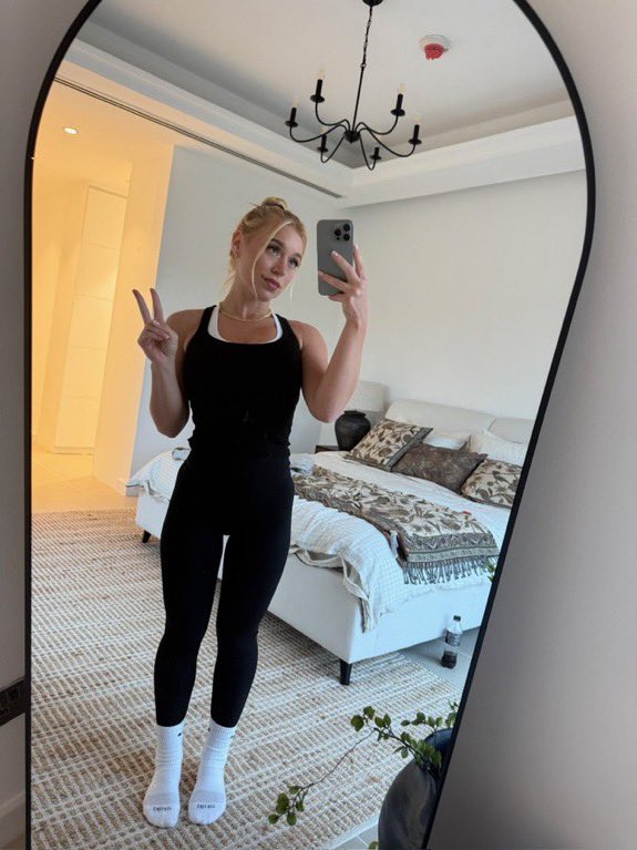 TaylorSwift3i's tweet photo. If you want my nude Dm me with I need https://t.co/oFXhup46Fl